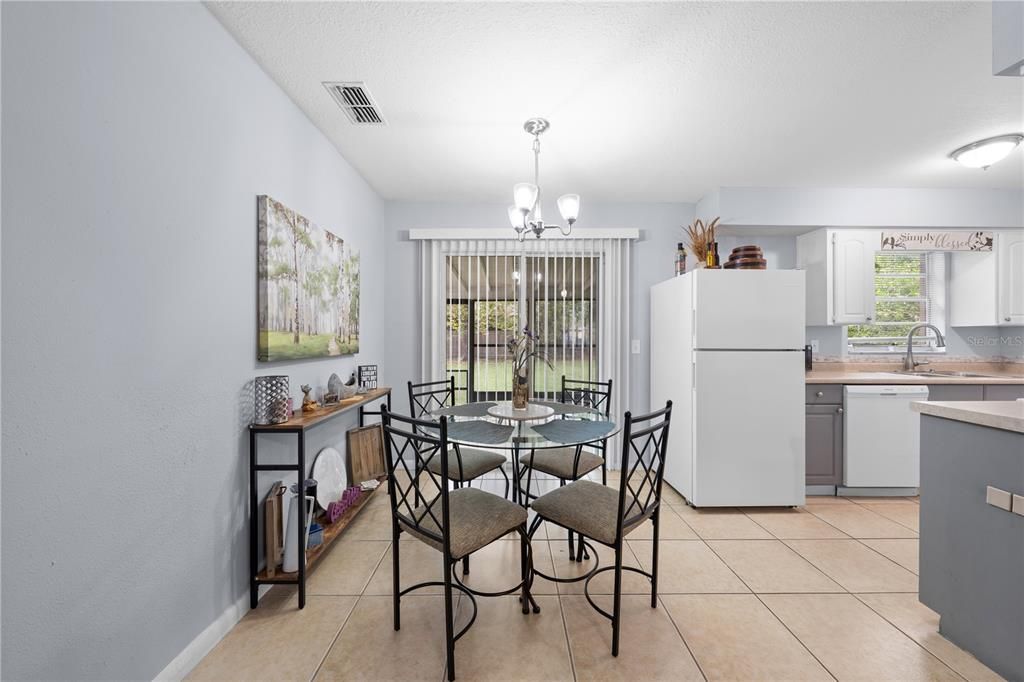 待售: $315,000 (3 贝兹, 1 浴室, 904 平方英尺)