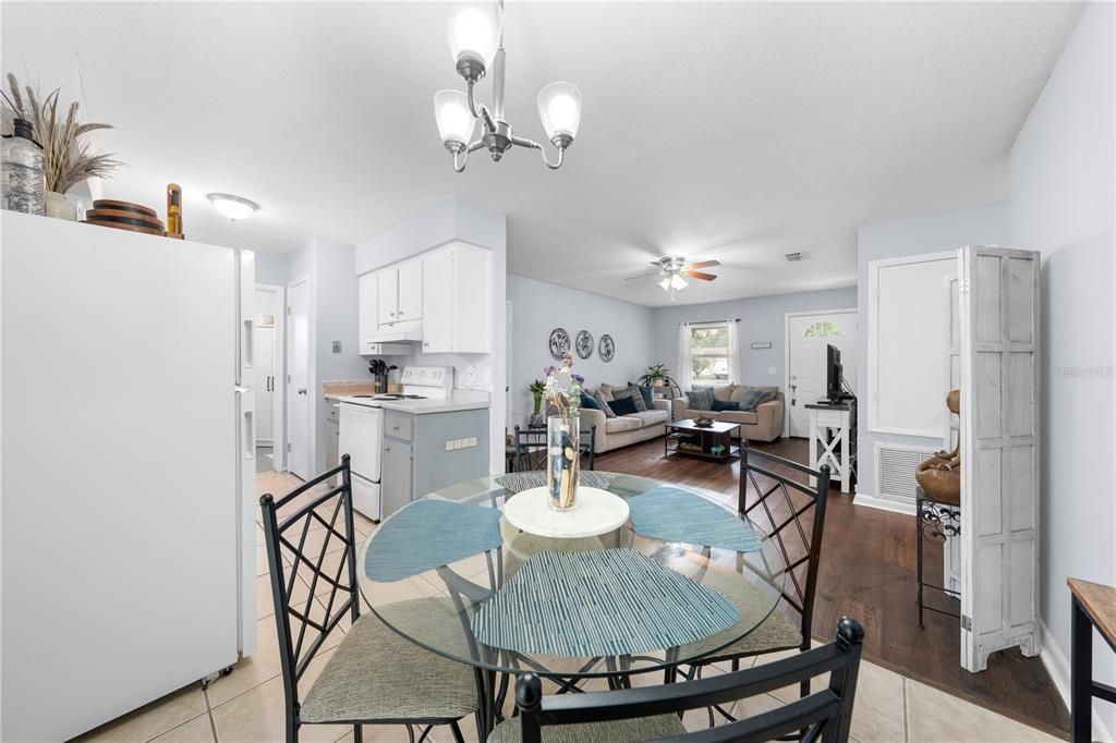 待售: $315,000 (3 贝兹, 1 浴室, 904 平方英尺)