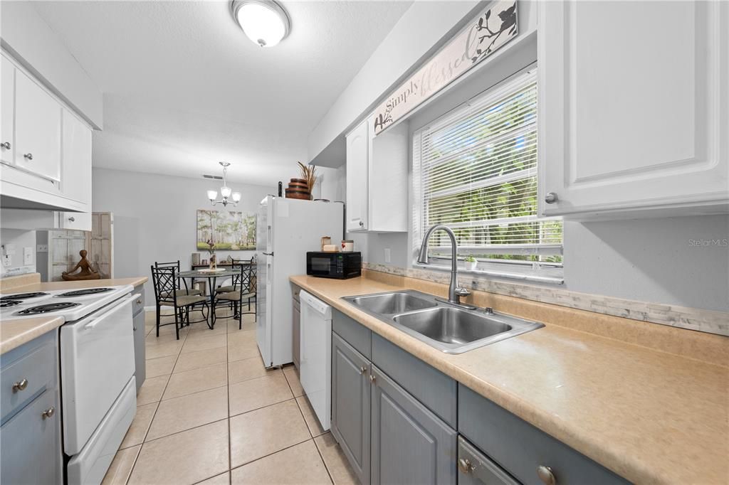 待售: $315,000 (3 贝兹, 1 浴室, 904 平方英尺)