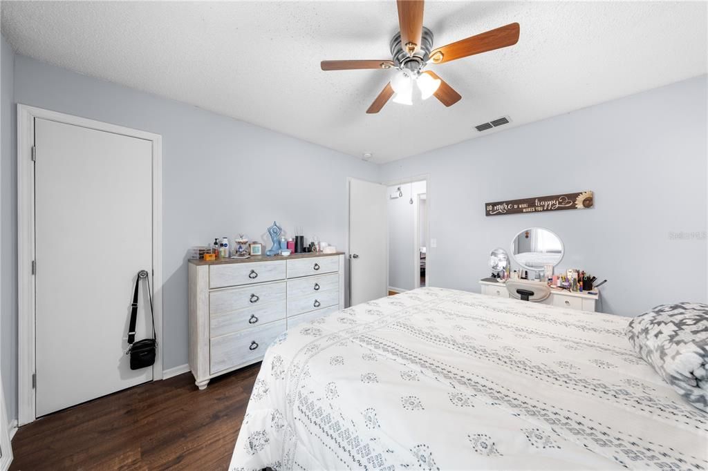 待售: $315,000 (3 贝兹, 1 浴室, 904 平方英尺)