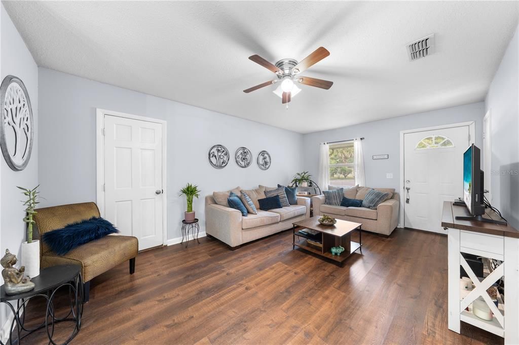 待售: $315,000 (3 贝兹, 1 浴室, 904 平方英尺)