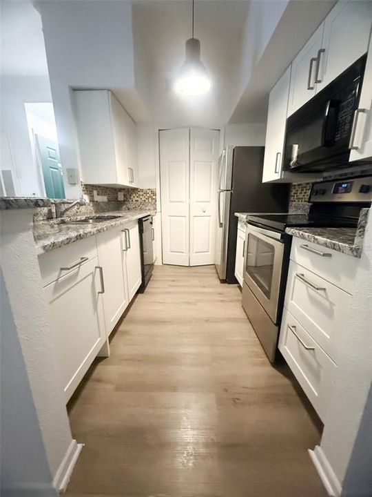 For Sale: $255,000 (2 beds, 2 baths, 886 Square Feet)