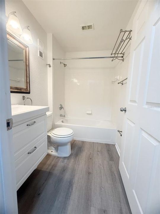 For Sale: $255,000 (2 beds, 2 baths, 886 Square Feet)