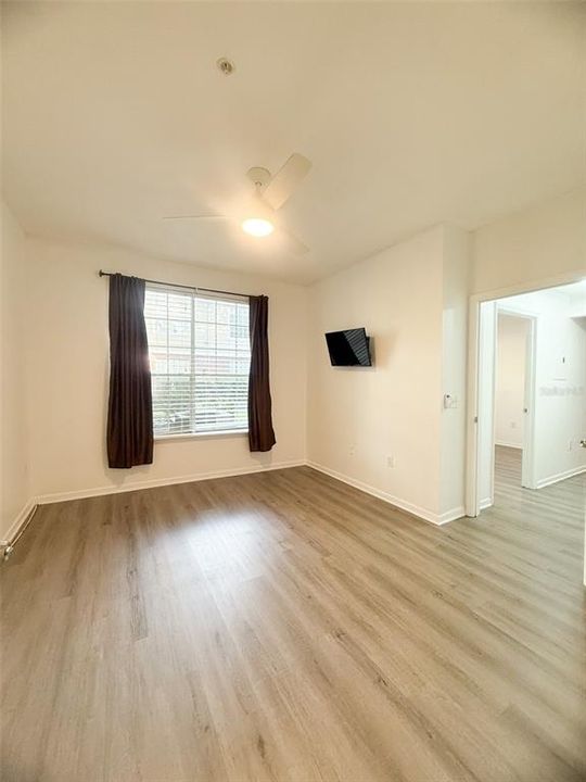 For Sale: $255,000 (2 beds, 2 baths, 886 Square Feet)