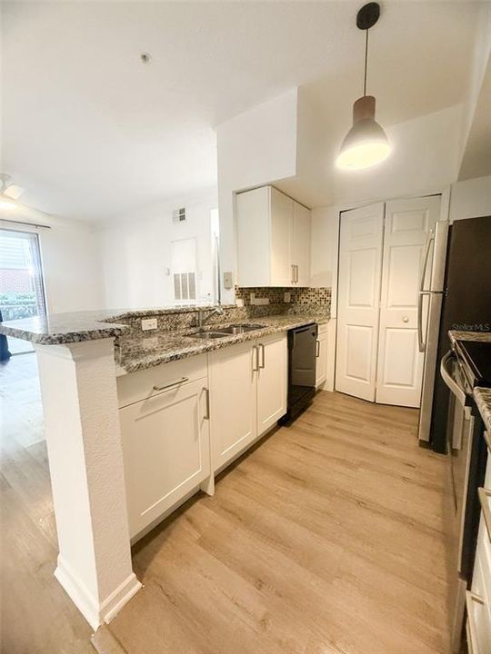 For Sale: $255,000 (2 beds, 2 baths, 886 Square Feet)