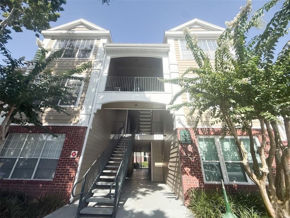 For Sale: $255,000 (2 beds, 2 baths, 886 Square Feet)