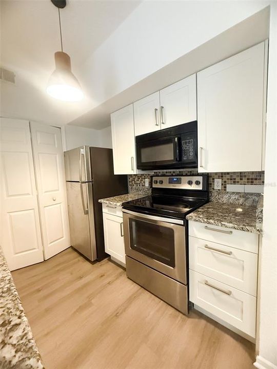 For Sale: $255,000 (2 beds, 2 baths, 886 Square Feet)
