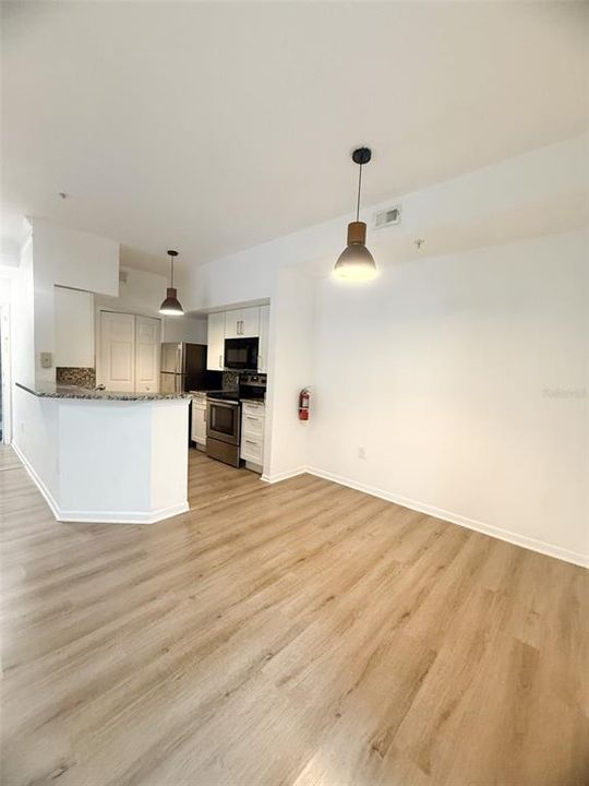 For Sale: $255,000 (2 beds, 2 baths, 886 Square Feet)