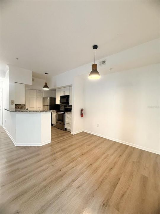 For Sale: $255,000 (2 beds, 2 baths, 886 Square Feet)