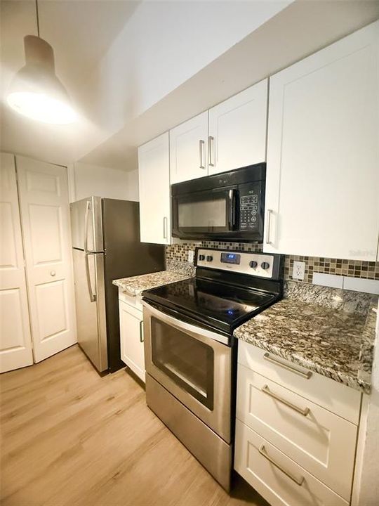 For Sale: $255,000 (2 beds, 2 baths, 886 Square Feet)