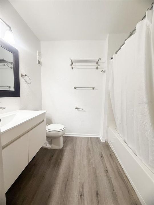 For Sale: $255,000 (2 beds, 2 baths, 886 Square Feet)