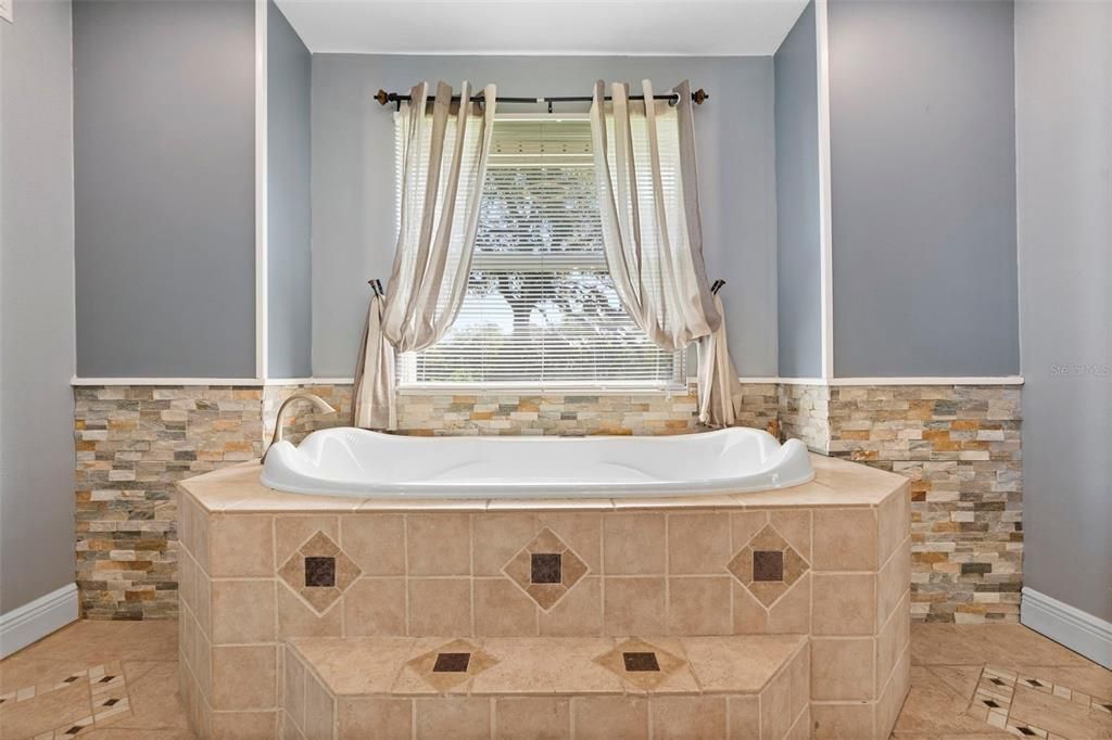 For Sale: $685,000 (3 beds, 2 baths, 2715 Square Feet)