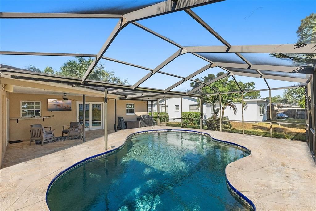 合同活跃: $520,000 (3 贝兹, 2 浴室, 1565 平方英尺)