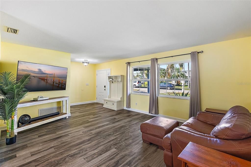 合同活跃: $520,000 (3 贝兹, 2 浴室, 1565 平方英尺)