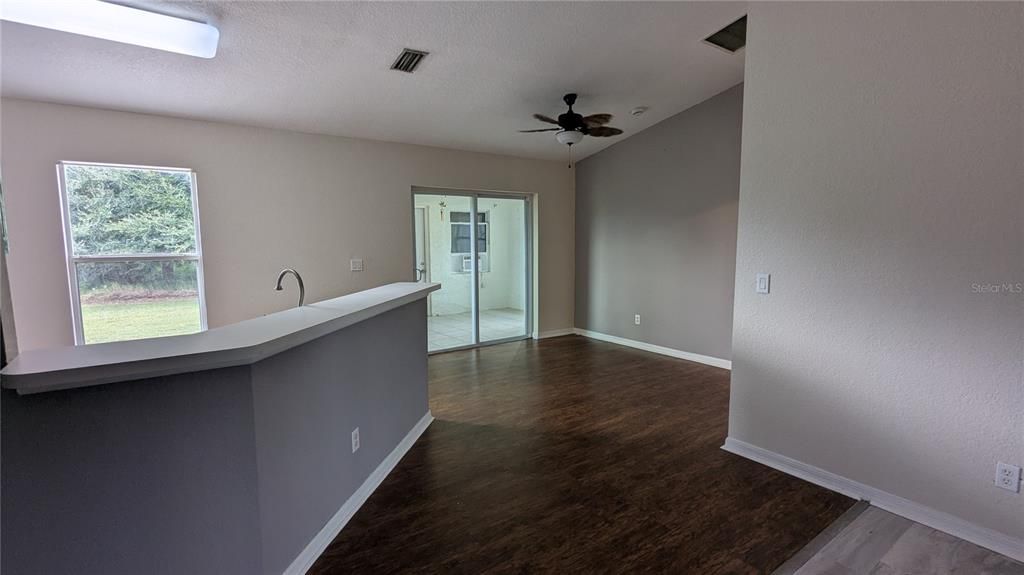 待售: $299,000 (3 贝兹, 2 浴室, 1212 平方英尺)