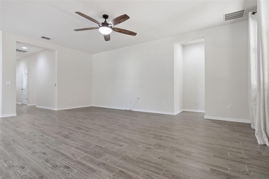 合同活跃: $579,000 (4 贝兹, 2 浴室, 2019 平方英尺)