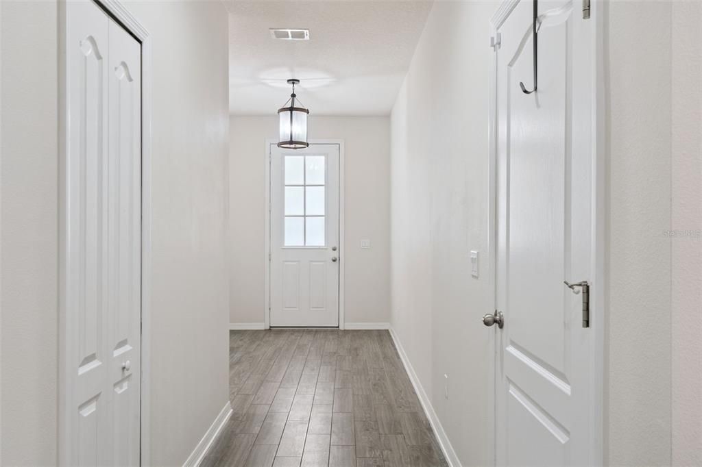 合同活跃: $579,000 (4 贝兹, 2 浴室, 2019 平方英尺)