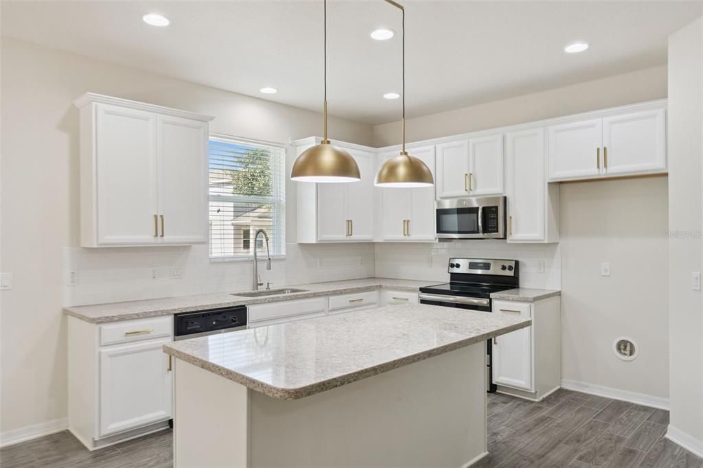 合同活跃: $579,000 (4 贝兹, 2 浴室, 2019 平方英尺)