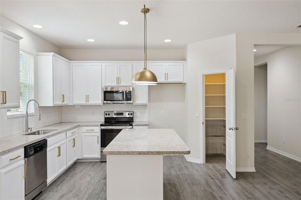 合同活跃: $579,000 (4 贝兹, 2 浴室, 2019 平方英尺)