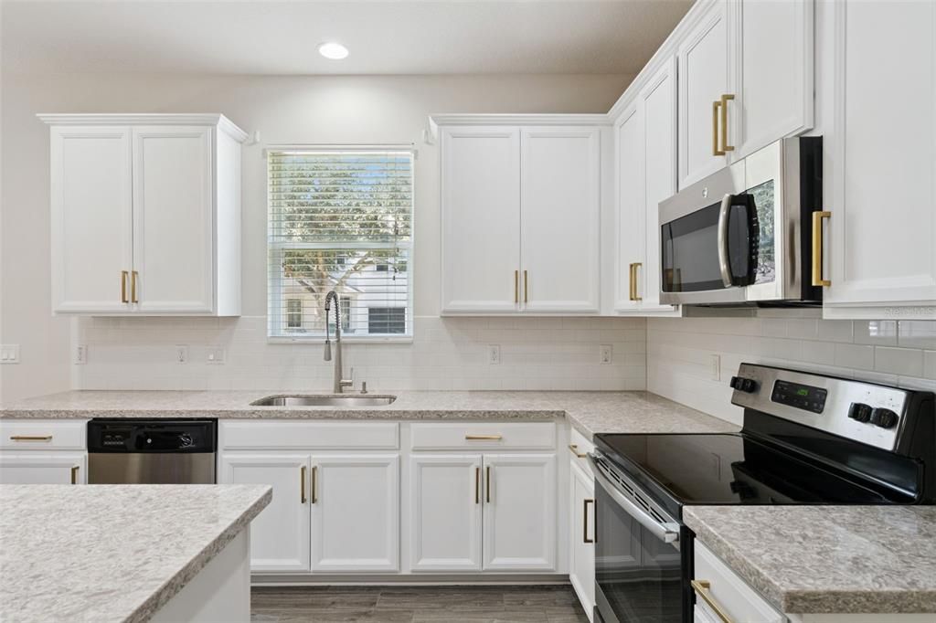 合同活跃: $579,000 (4 贝兹, 2 浴室, 2019 平方英尺)