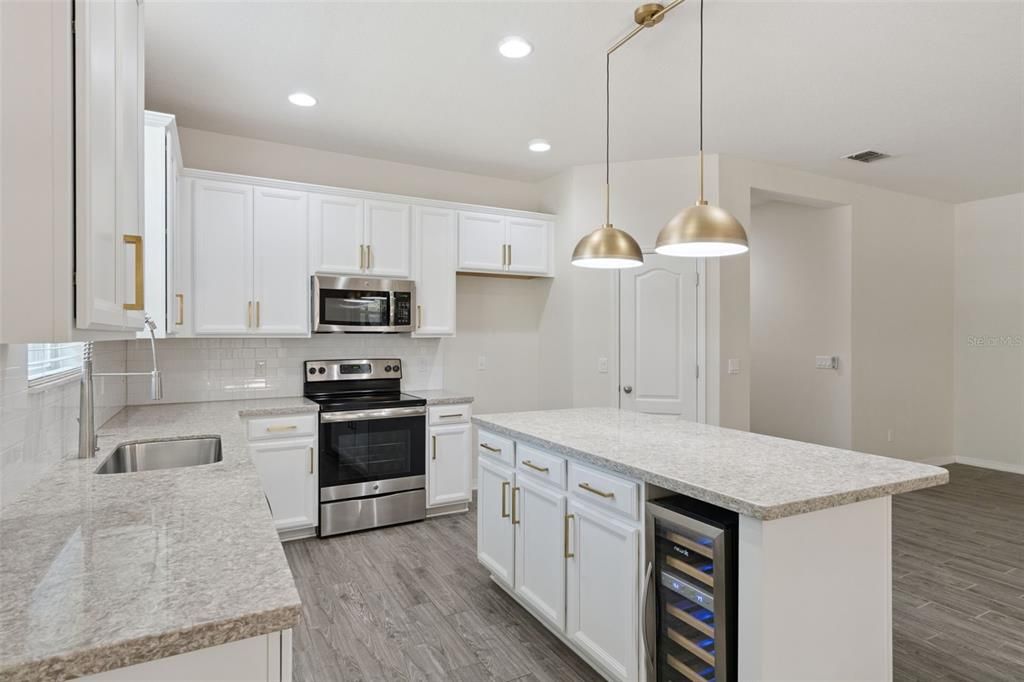 合同活跃: $579,000 (4 贝兹, 2 浴室, 2019 平方英尺)