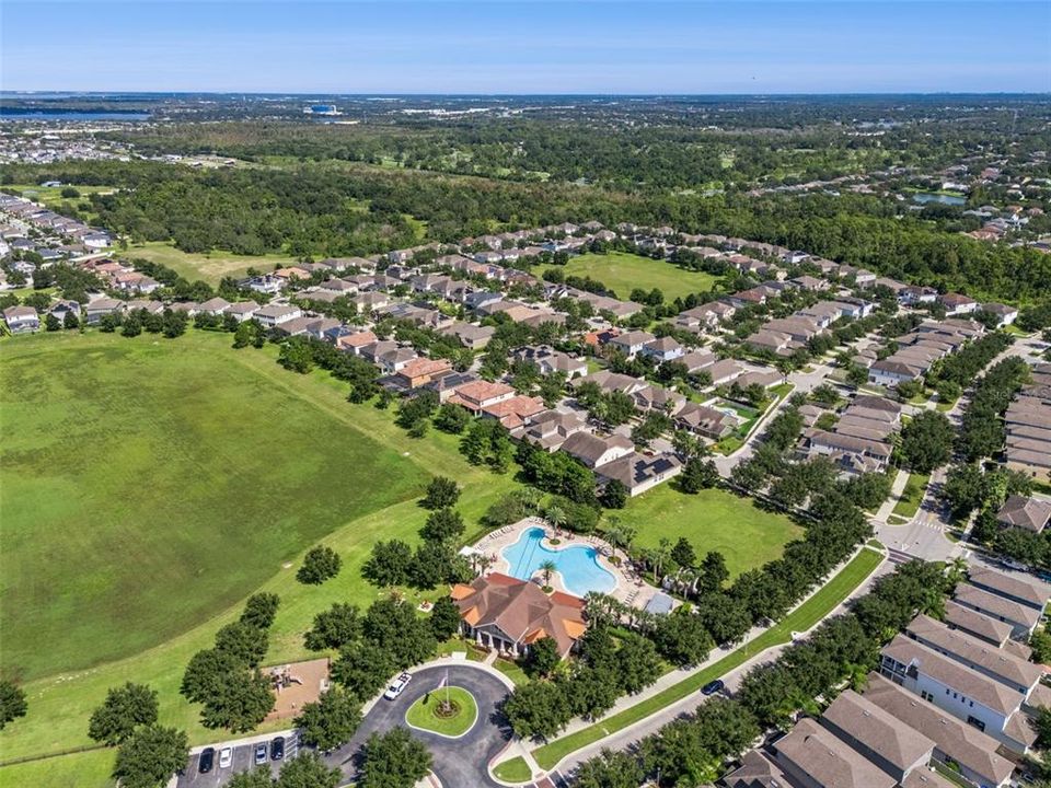 合同活跃: $579,000 (4 贝兹, 2 浴室, 2019 平方英尺)