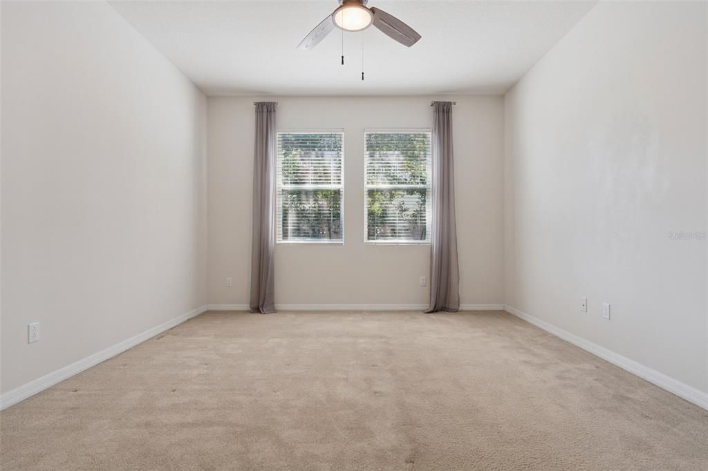 合同活跃: $579,000 (4 贝兹, 2 浴室, 2019 平方英尺)