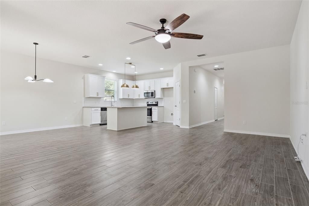 合同活跃: $579,000 (4 贝兹, 2 浴室, 2019 平方英尺)