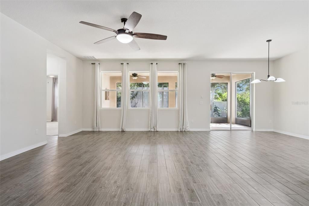 合同活跃: $579,000 (4 贝兹, 2 浴室, 2019 平方英尺)