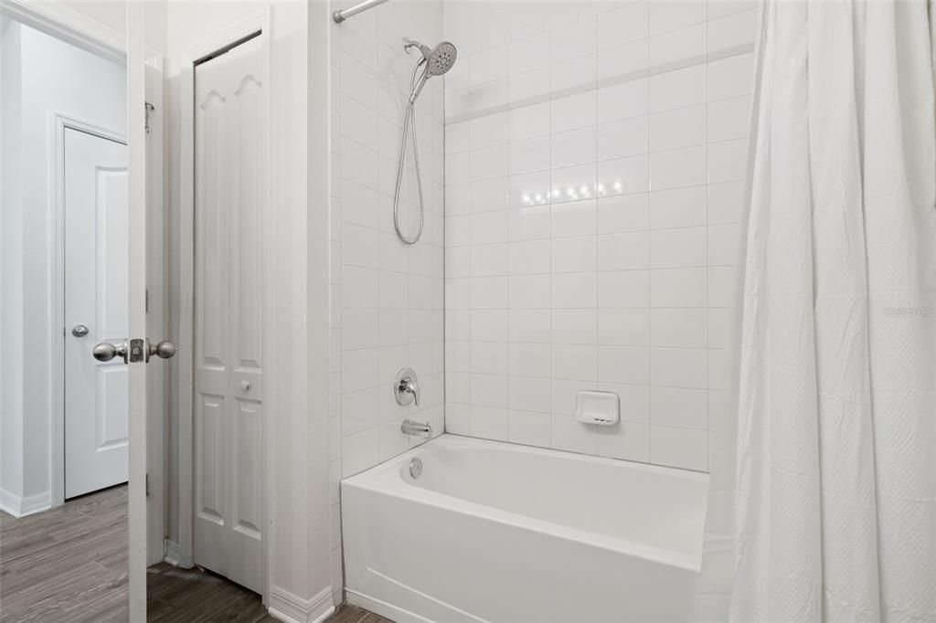 合同活跃: $579,000 (4 贝兹, 2 浴室, 2019 平方英尺)