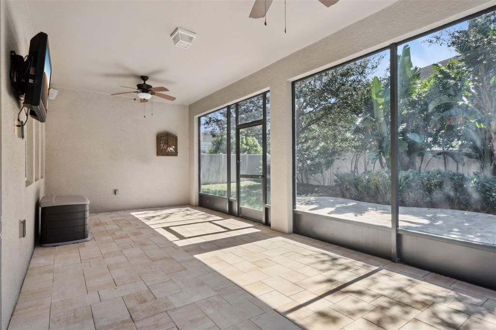 合同活跃: $579,000 (4 贝兹, 2 浴室, 2019 平方英尺)