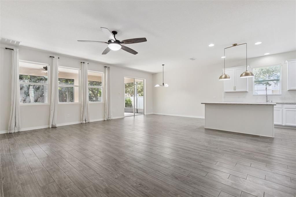 合同活跃: $579,000 (4 贝兹, 2 浴室, 2019 平方英尺)