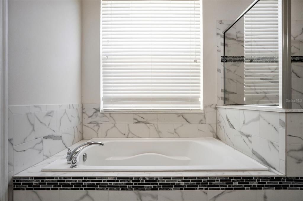 合同活跃: $579,000 (4 贝兹, 2 浴室, 2019 平方英尺)