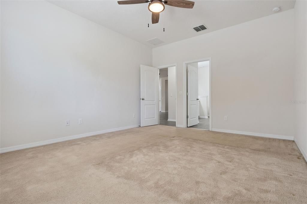 合同活跃: $579,000 (4 贝兹, 2 浴室, 2019 平方英尺)