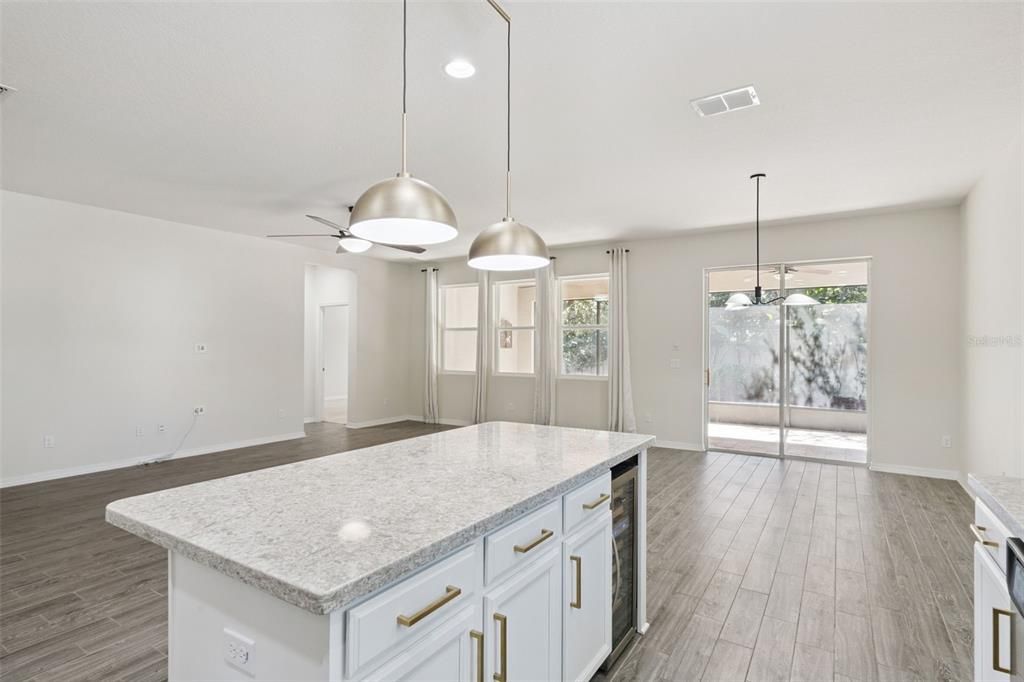 合同活跃: $579,000 (4 贝兹, 2 浴室, 2019 平方英尺)