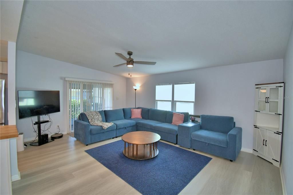 For Sale: $191,900 (2 beds, 2 baths, 1066 Square Feet)