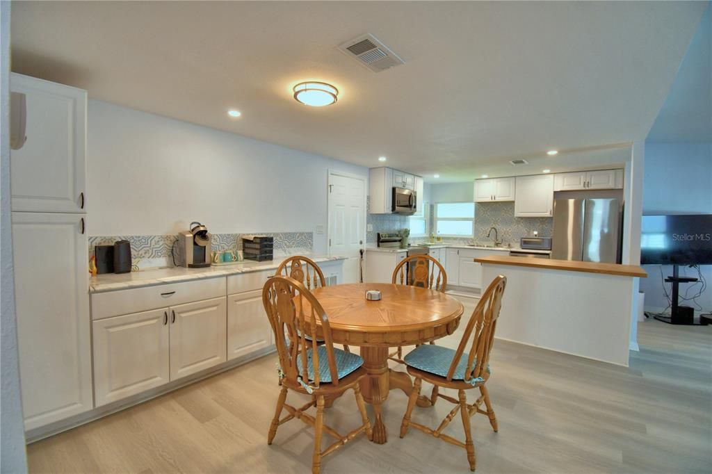 For Sale: $191,900 (2 beds, 2 baths, 1066 Square Feet)