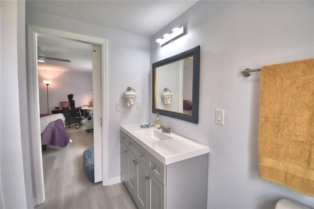 For Sale: $191,900 (2 beds, 2 baths, 1066 Square Feet)