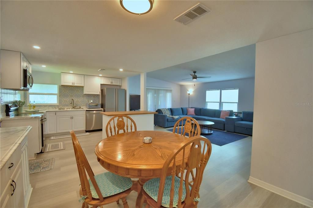 For Sale: $191,900 (2 beds, 2 baths, 1066 Square Feet)