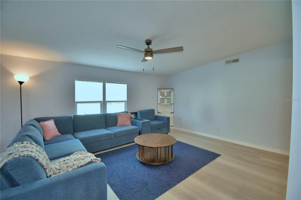 For Sale: $191,900 (2 beds, 2 baths, 1066 Square Feet)