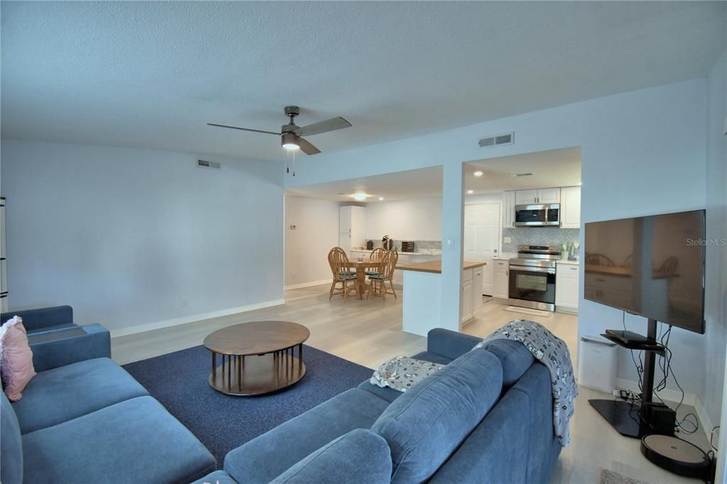 For Sale: $191,900 (2 beds, 2 baths, 1066 Square Feet)