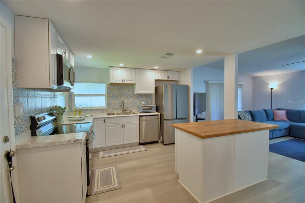 For Sale: $191,900 (2 beds, 2 baths, 1066 Square Feet)