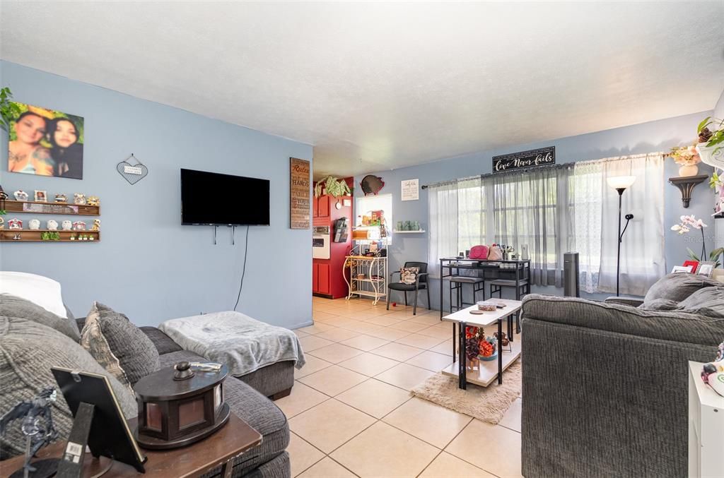 Под контрактом: $174,600 (3 спален, 1 ванн, 1065 Квадратных фут)