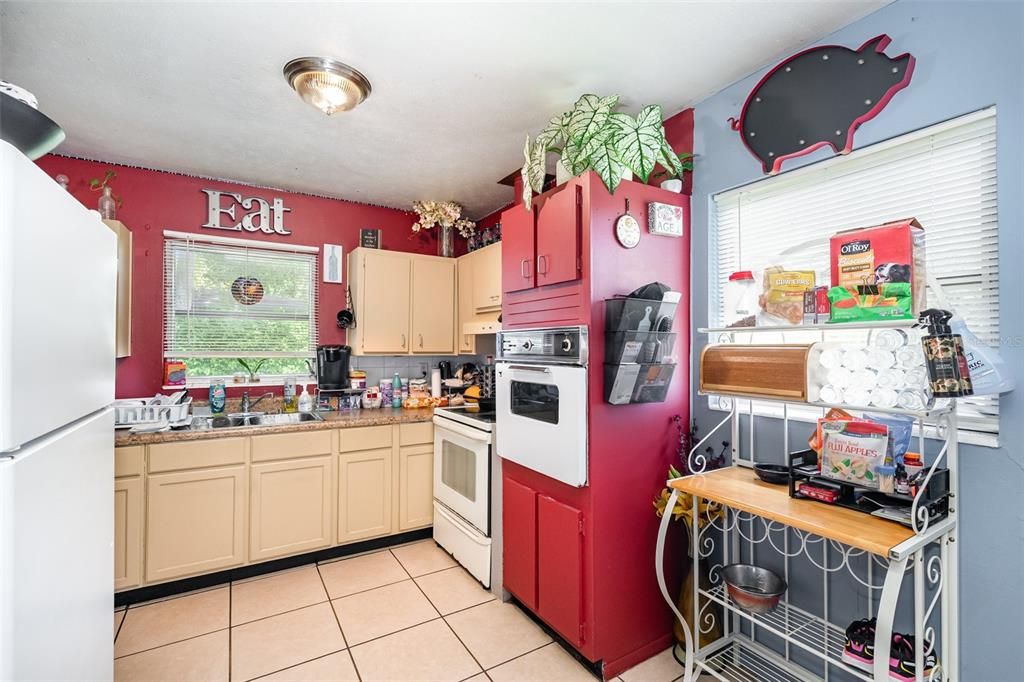 Под контрактом: $174,600 (3 спален, 1 ванн, 1065 Квадратных фут)