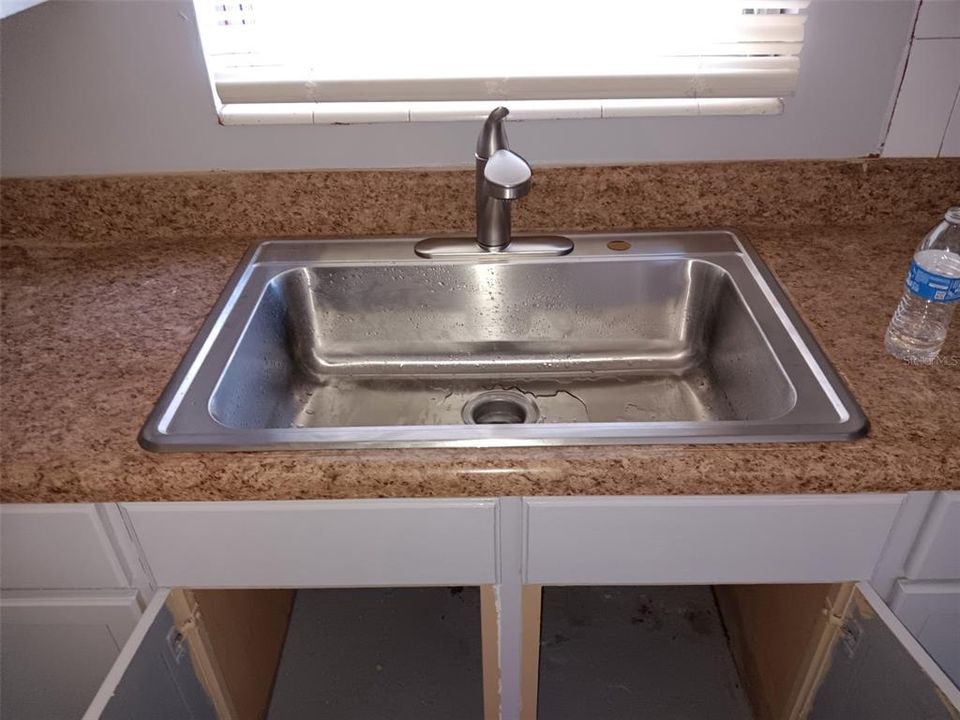 Под контрактом: $174,600 (3 спален, 1 ванн, 1065 Квадратных фут)