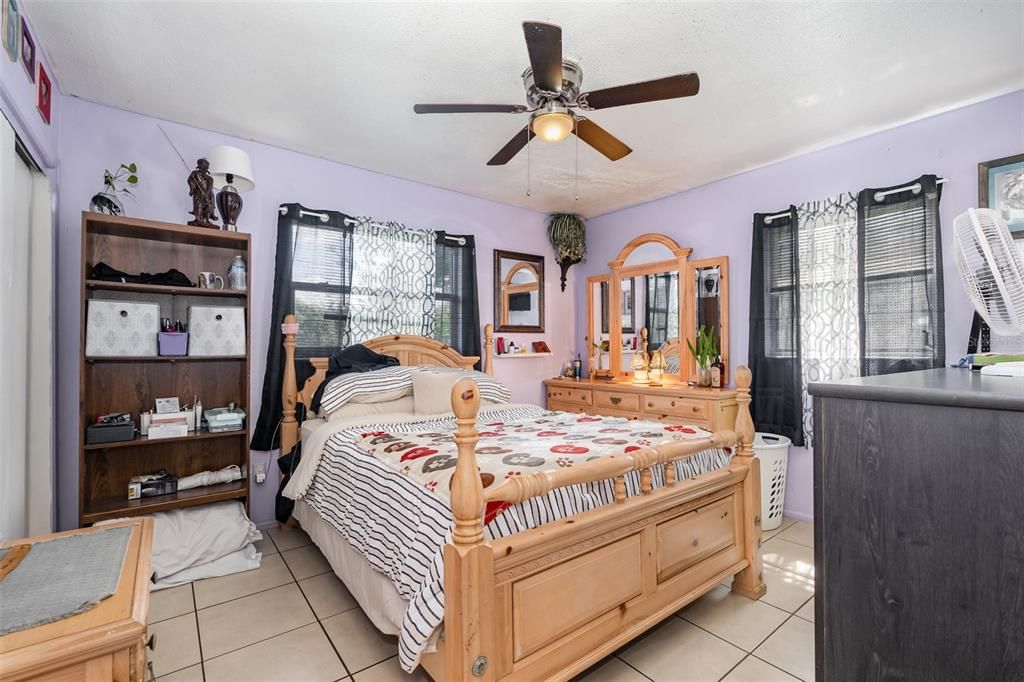 Под контрактом: $174,600 (3 спален, 1 ванн, 1065 Квадратных фут)