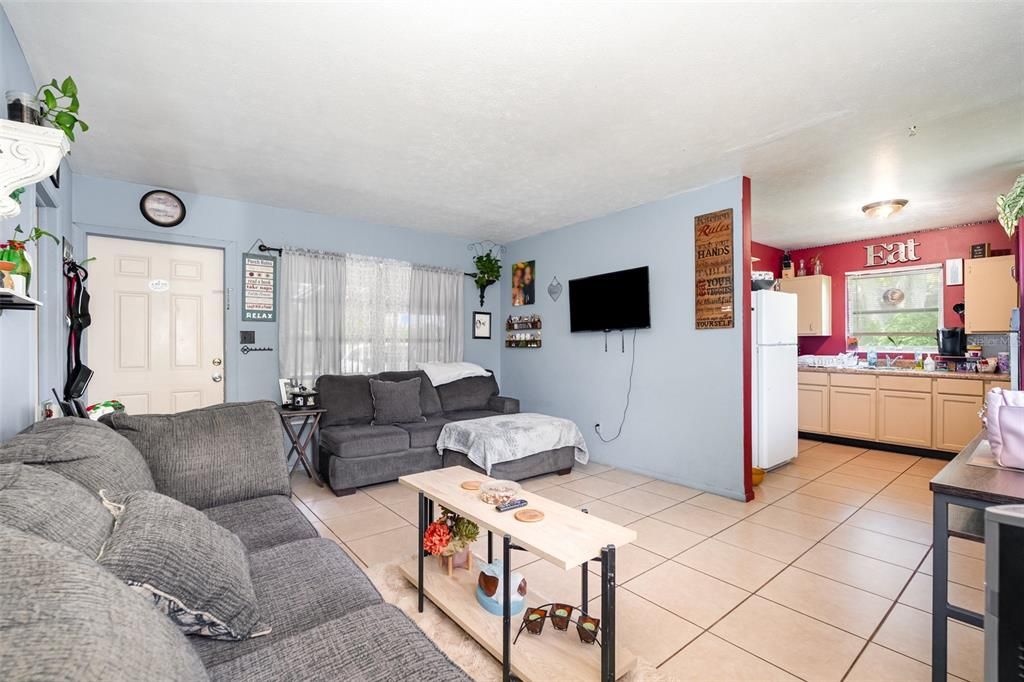 Под контрактом: $174,600 (3 спален, 1 ванн, 1065 Квадратных фут)