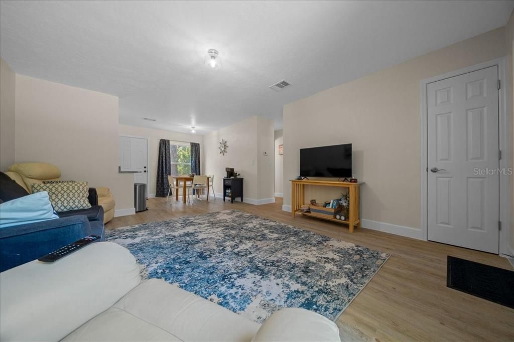 待售: $249,500 (3 贝兹, 1 浴室, 1096 平方英尺)