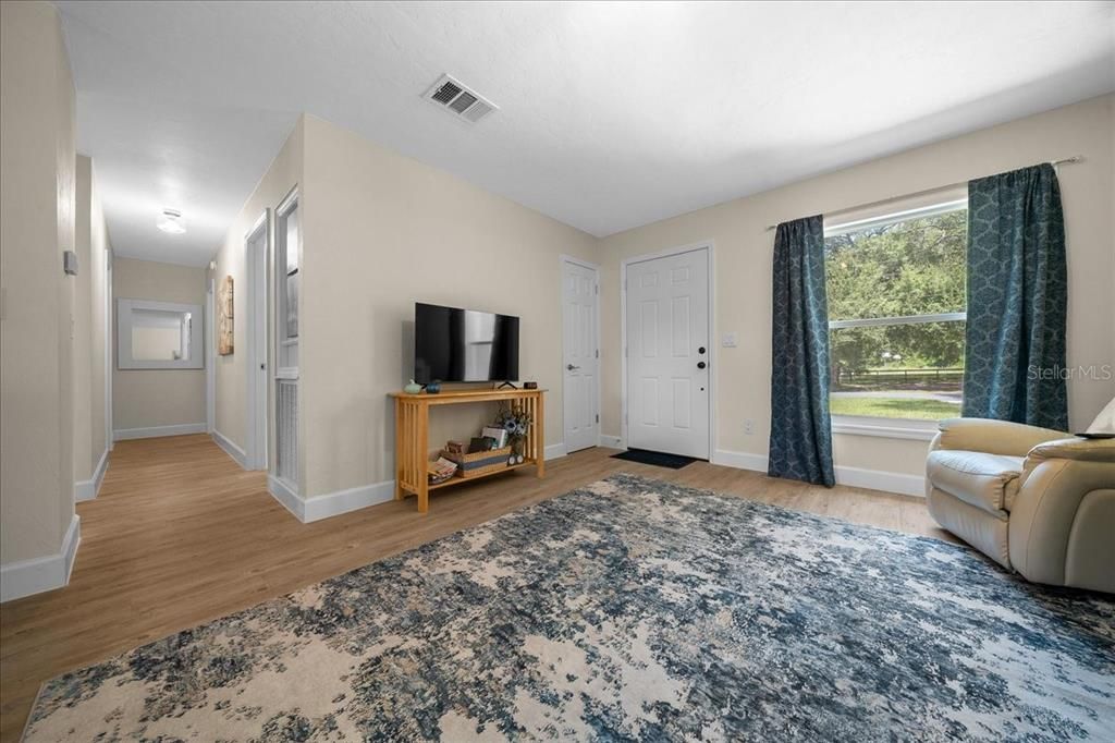 待售: $249,500 (3 贝兹, 1 浴室, 1096 平方英尺)