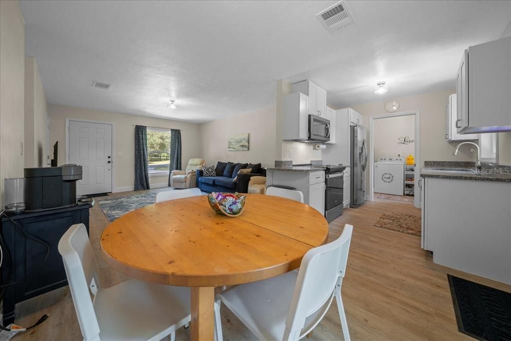 待售: $249,500 (3 贝兹, 1 浴室, 1096 平方英尺)